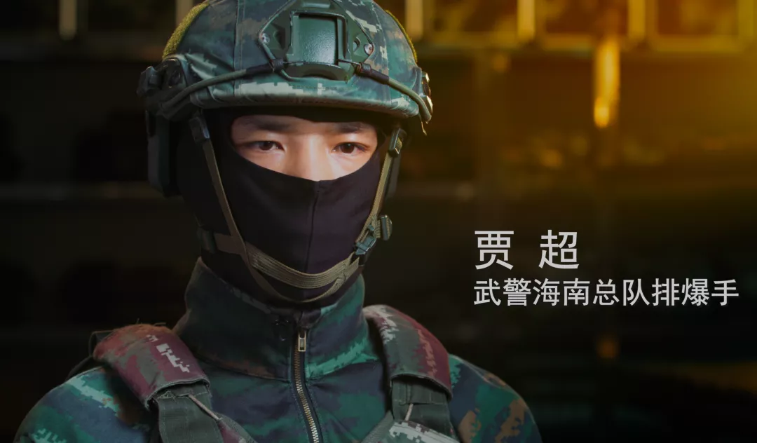 “拆弹专家”徒手转移爆炸物